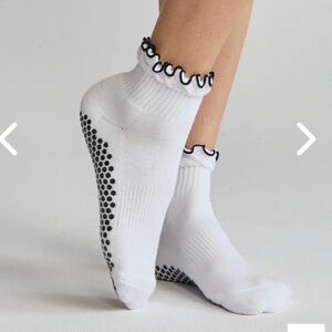 NWT Lucky Honey The Ruffle Grip Sock - White/Black One Size